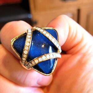Retro ladies Big Blast trillion shaped blue "enamel" style expandable ring